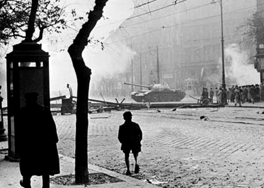 Szovjet tank Budapesten 1956-ban. Fotó: Central Intelligence Agency/Wikipedia