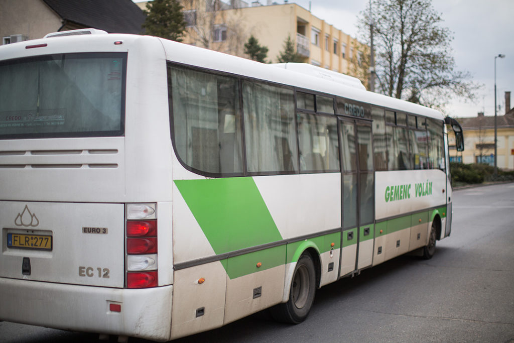 Helyi járat a főutcán. Fotó: Babai István/Paksi Polgármesteri Hivatal