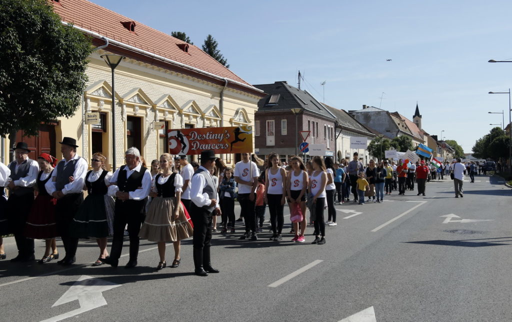 Felvonulás az első Város napján. Fotó: Molnár Gyula/Paksi Hírnök archív