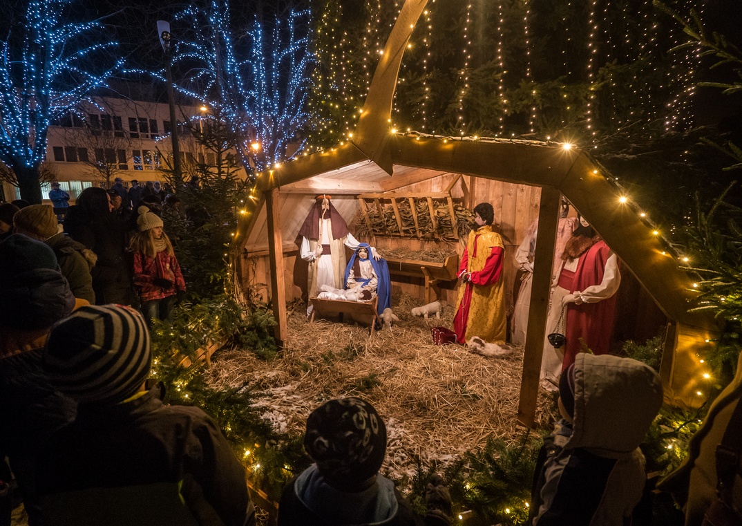 A Paksi Kertbarátok Egyesülete készített betlehemet az adventi udvar programra. Fotó: Babai István/Paksi Polgármesteri Hivatal