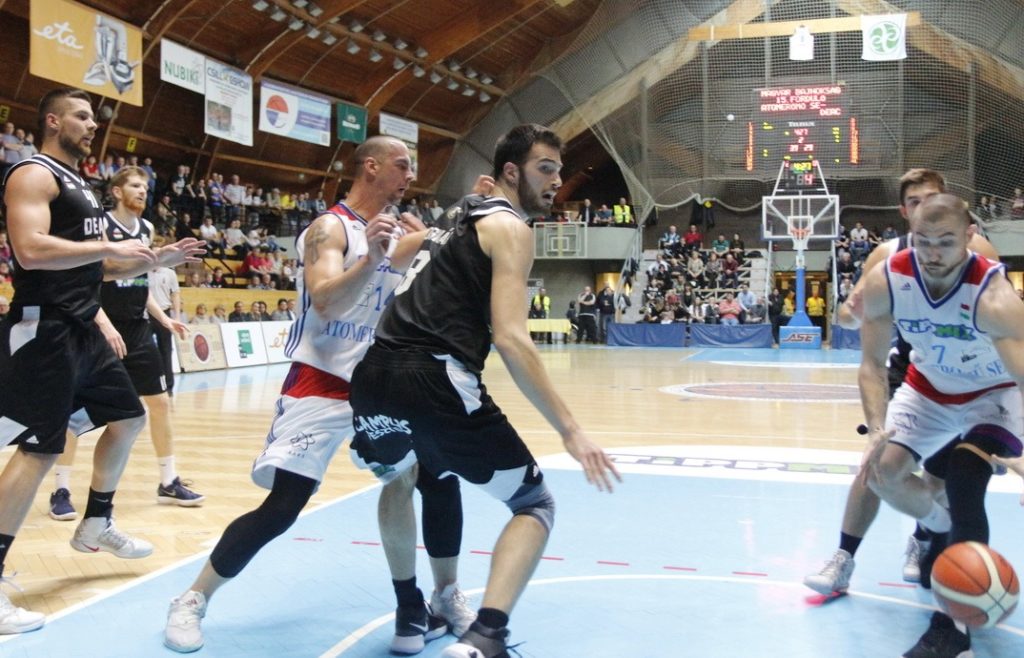 A DEAC csapatát fogadta az ASE a Gesztenyés úti sportcsarnokban. Fotó: Molnár Gyula/Paksi Hírnök