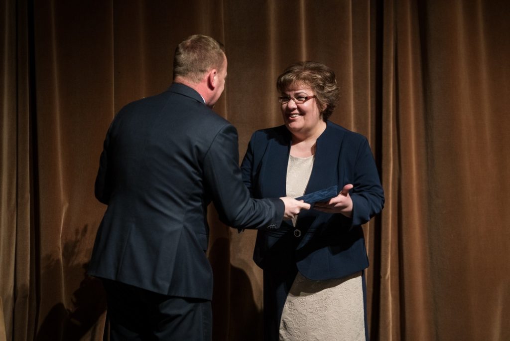 Szeriné Hipszki Györgyi vehette át idén a Paks Kultúrájáért díjat. Fotó: Babai István/Paksi Polgármesteri Hivatal