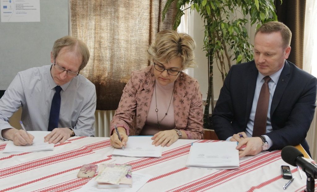 Az együttműködési megállapodás aláírásának pillanata. Fotó: Molnár Gyula/Paksi Hírnök