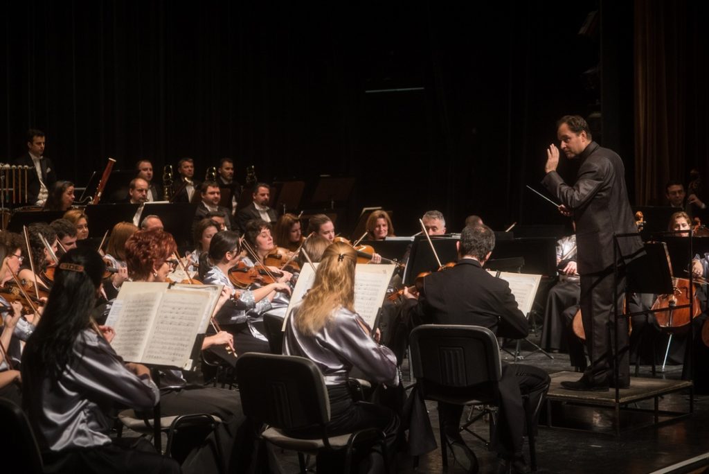 A Pannon Filharmonikusok és Bogányi Tibor karnagy. Fotó: Babai István