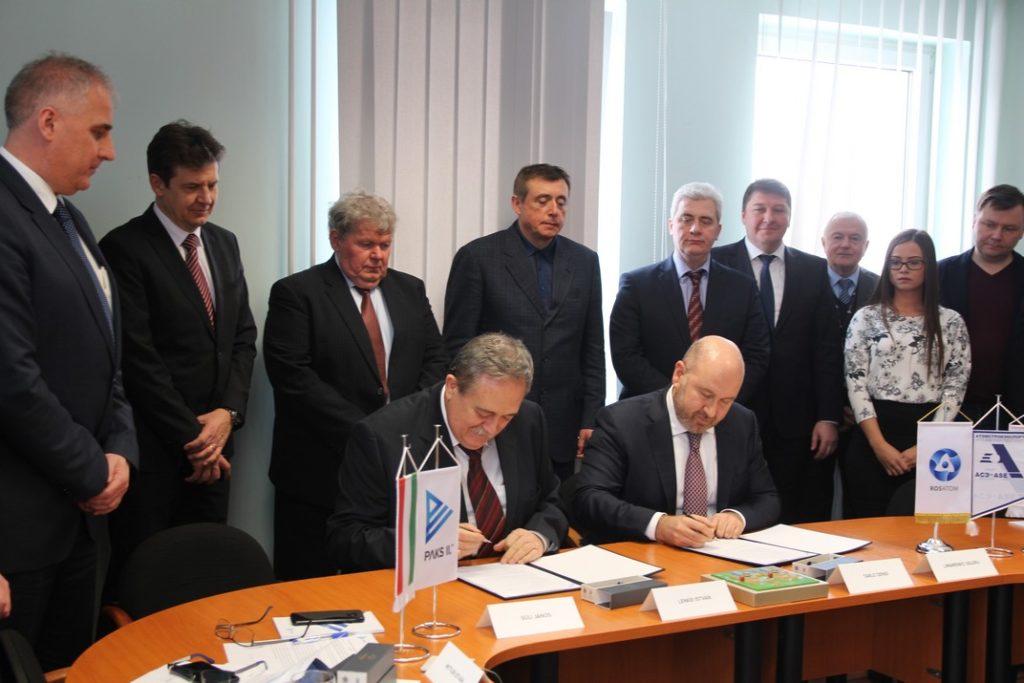 A területátadásról szóló dokumentum aláírása. Fotó : Vida Tünde/MTI