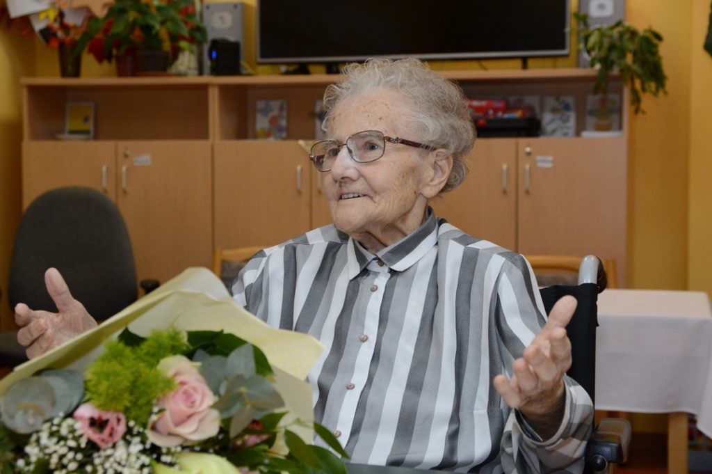 Kasza Istvánnét 90. születésnapja alkalmából köszöntötték. Fotó: Szaffenauer Ferenc/Paksi Hírnök
