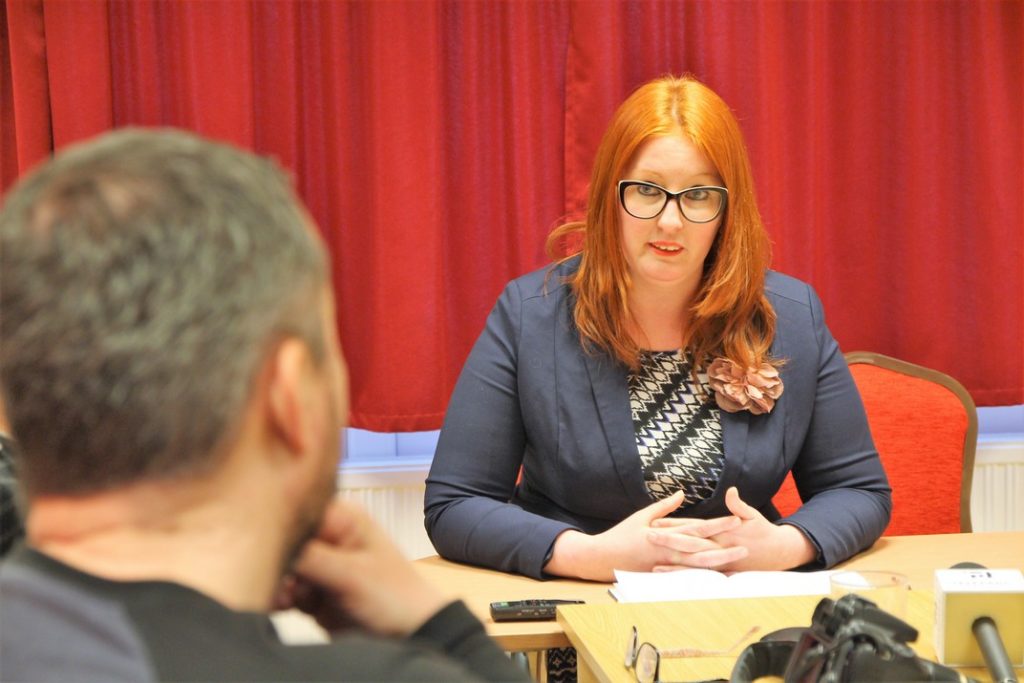 Heringes Anita az MSZP paksi irodájában tartott sajtótájékoztatót. Fotó: Vida Tünde