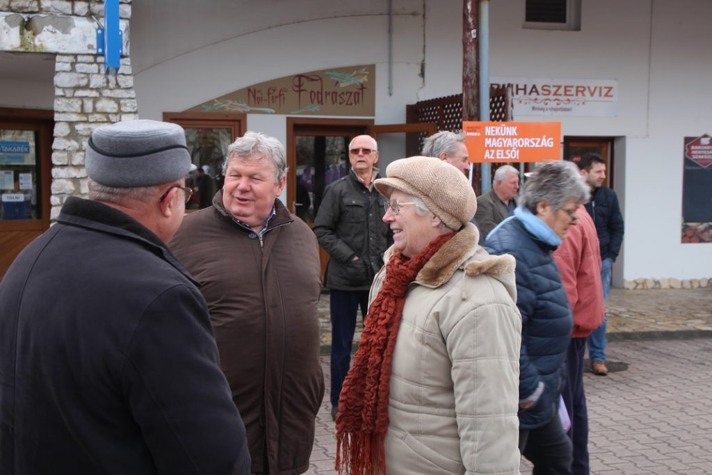 Süli János a paksi piacon. Fotó: Vida Tünde