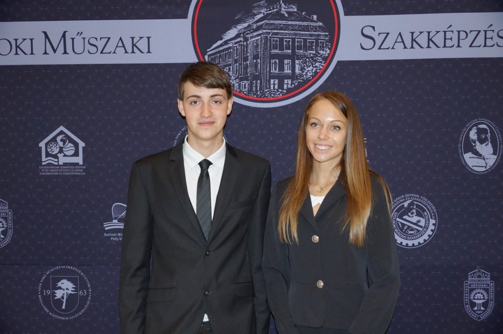 Papp Veronika és Prantner József az ESZI diákjai a díjátadón. Fotó: Energetikai Szakgimnázium és Kollégium