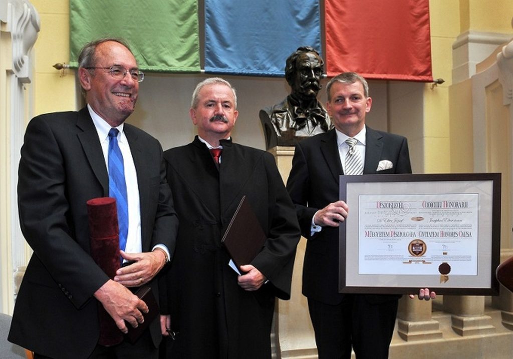 Elter József a szenátusi ülésen vette át kitüntetését. Fotó: BME