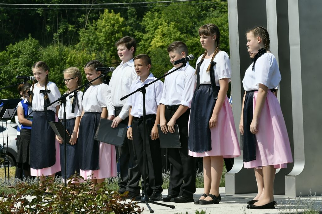 Diákok emlékműsora a kitelepítés emlékműnél Dunakömlődön. Fotó: Szaffenauer Ferenc/Paksi Hírnök