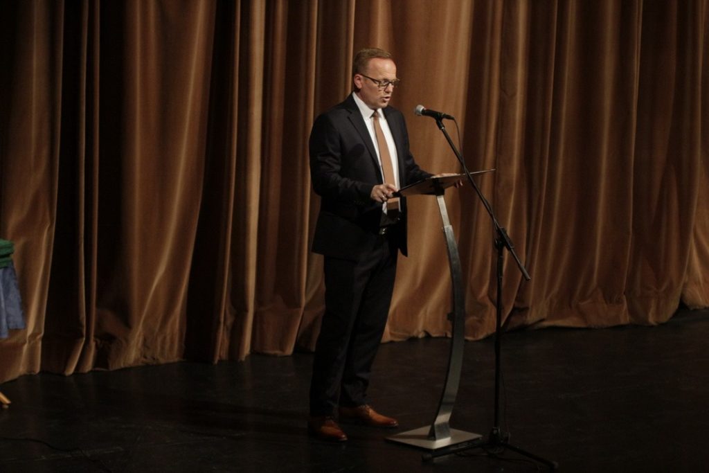 Szabó Péter, Paks polgármestere beszédet mond a pedagógus napi városi ünnepségen. Fotó: Molnár Gyula/Paksi Hírnök