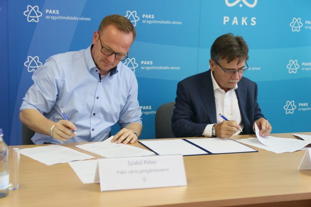 Szabó Péter, Paks polgármestere (b.) és Kandolka Károly, az Erando Kft. ügyvezető igazgatója (j.) aláírják a kamerarendszer korszerűsítéséről szóló szerződést. Fotó: Molnár Gyula/Paksi Hírnök