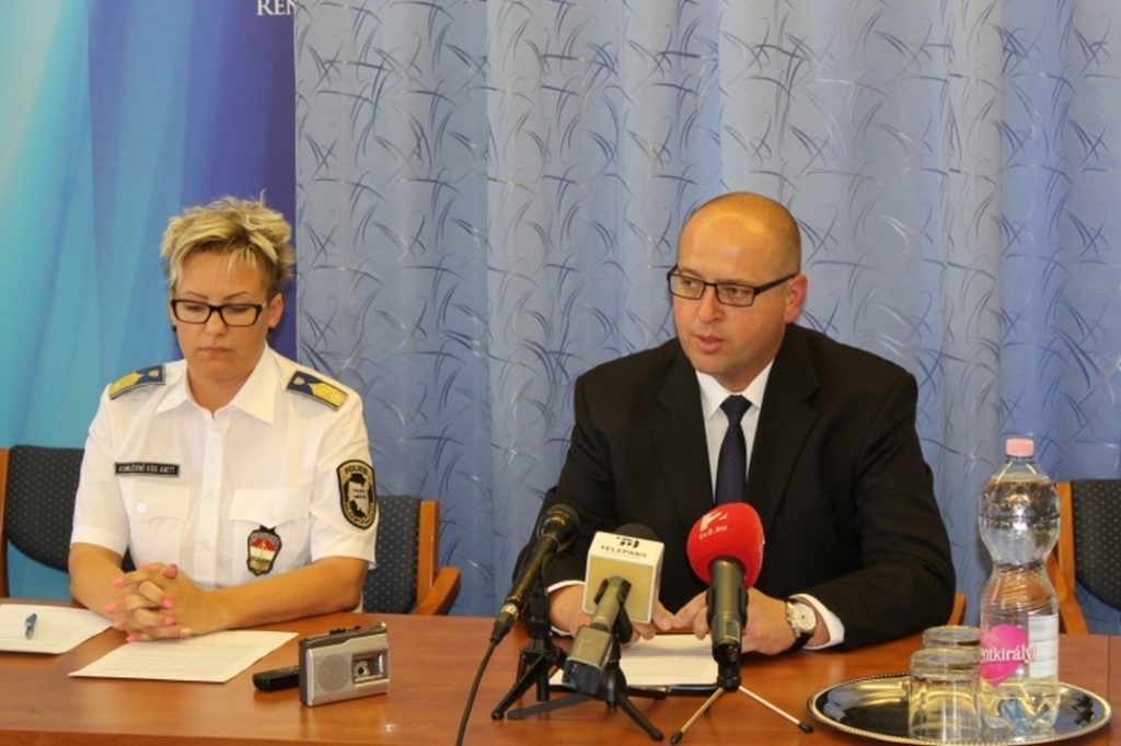 Szabó Zoltán r. alezredes, megbízott bűnügyi rendőrfőkapitány-helyettes tájékoztatja a média képviselőit az ügyről. Fotó: www.police.hu