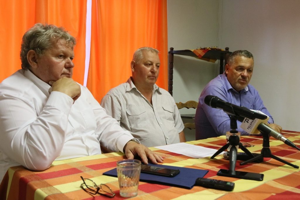 Sajtótájékoztatót tart Süli János tárca nélküli miniszter (b.), Ulbert Sándor (középen), és Kovács Sándor a Fidesz Paksi Szervezetének elnöke (j.). Fotó: Molnár Gyula/Paksi Hírnök