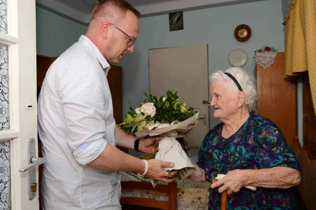 Bajer Ignácnét köszönti Szabó Péter polgármester. Fotó: Szaffenauer Ferenc/Paksi Hírnök