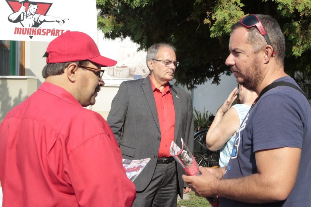 A Munkáspárt paksi időközi önkormányzati képviselőválasztáson induló jelöltjét, Szarka Sándort (b.) a párt elnöke Thürmer Gyula (k.) a választók figyelmébe ajánlja az augusztus 24-i kampányprogramon. Fotó: Molnár Gyula/Paksi Hírnök