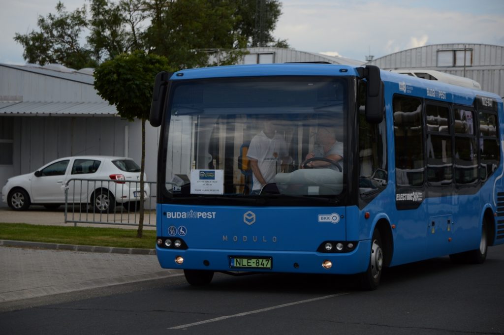 Az idei múzeumok éjszakája rendezvényen ki lehetett próbálni elektromos buszokat. Fotó: Szaffenauer Ferenc/Paksi Hírnök/illusztráció.