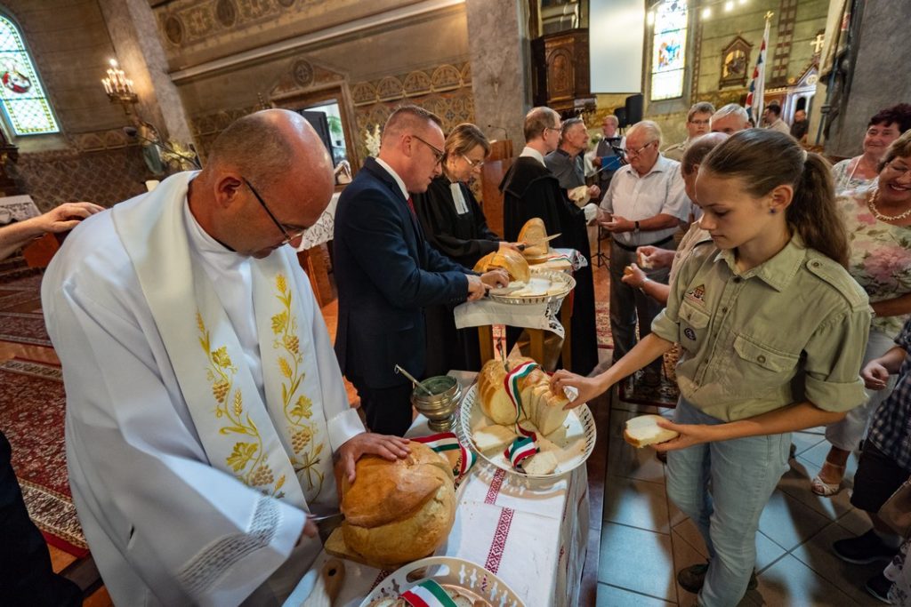 Az augusztus 20-i városi ünnepségen megszentelték az új kenyeret. Fotó: Babai István/Paksi Polgármesteri Hivatal