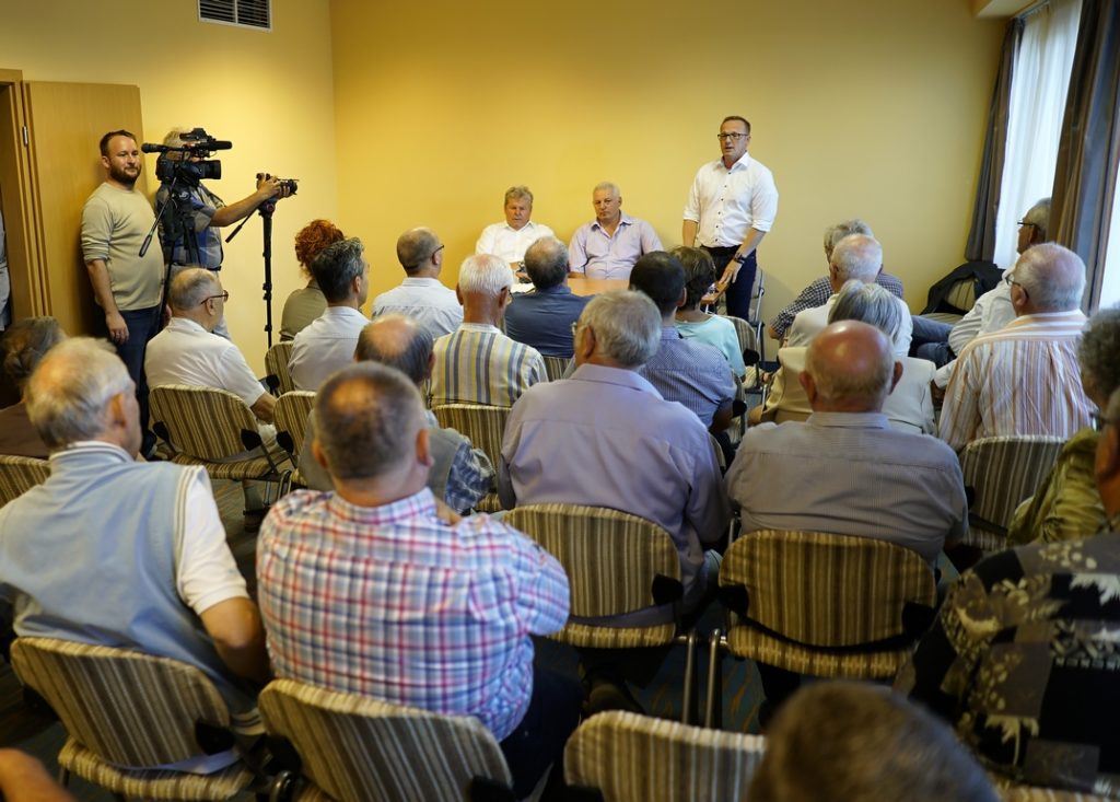 Ulbert Sándort, a Fidesz-KDNP paksi időközi önkormányzati képviselőválasztáson induló jelöltjét (k.) Süli János miniszter (b.) és Szabó Péter, Paks polgármestere (j.) is a választók figyelmébe ajánlotta lakossági fórumon. Fotó: Szaffenauer Ferenc/Paksi Hírnök