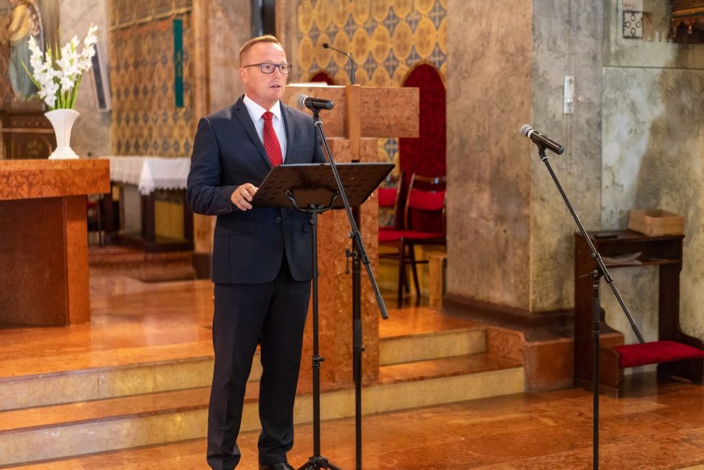 Szabó Péter, Paks polgármestere beszédet mond augusztus 20-án. Fotó: Babai István/Paksi Polgármesteri Hivatal