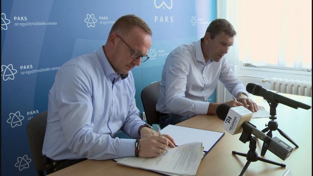 Szabó Péter, Paks polgármestere (b.) és Németh Szilárd, a Kétutas Kft. ügyvezetője (j.) aláírják a kivitelezésről szóló szerződést. Fotó: TelePaks