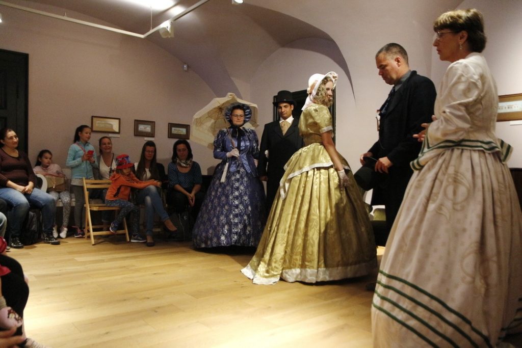 Az 1800-as évek divatját ismerhették meg az érdeklődők a családi napon tartott divatbemutatón. Fotó: Molnár Gyula/Paksi Hírnök