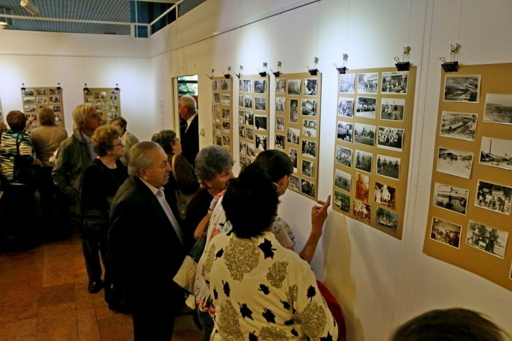 Nagy érdeklődés kísérte az egykori konzervgyár történetét bemutató kiállítás megnyitóját. Fotó: Molnár Gyula/Paksi Hírnök