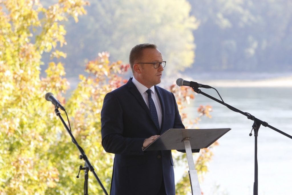Szabó Péter, Paks polgármestere mondott beszédet az október 6-i városi megemlékezésen. Fotó: Molnár Gyula/Paksi Hírnök