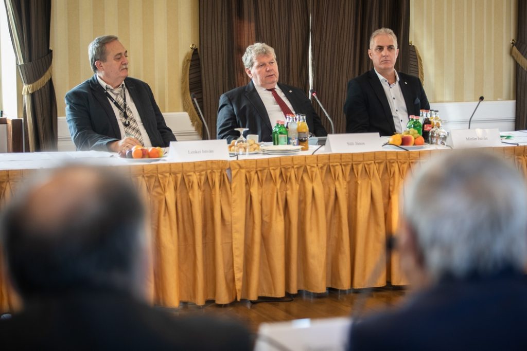 Lenkei István, a Paks II. Zrt. vezérigazgatója (b.), Süli János miniszter (k.) és Mittler István, a társaság kommunikációs igazgatója (j.) a Magyarországi nemzetiségek bizottsága paksi kihelyezett ülésén. Fotó: Paks II. Zrt.