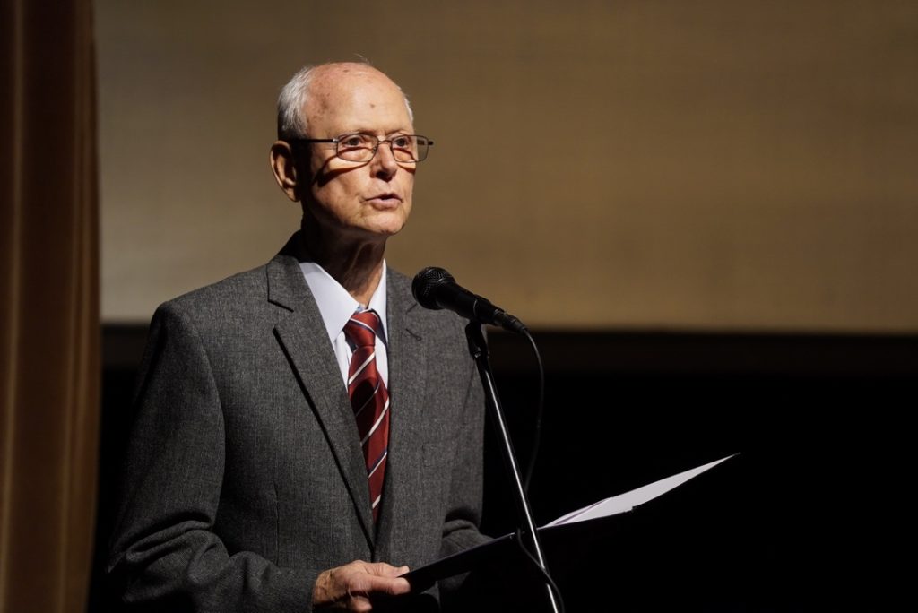 Bagdy László tanácsnok köszöntőt mond a szociális munka napja alkalmából tartott városi ünnepségen. Fotó: Szaffenauer Ferenc/Paksi Hírnök