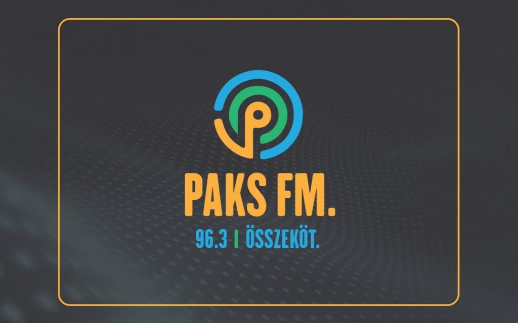 A Paks FM logója és szlogenje. Fotó: Paks FM