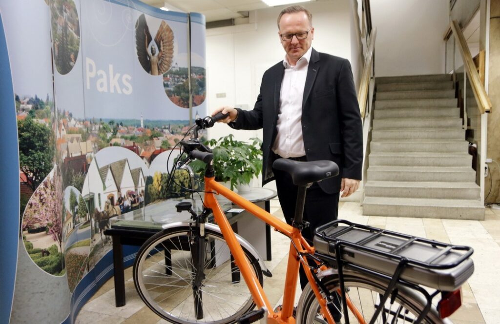 Szabó Péter polgármester sajtótájékoztatón mutatta be az elektromos kerékpárokat. Fotó: Molnár Gyula/Paksi Hírnök