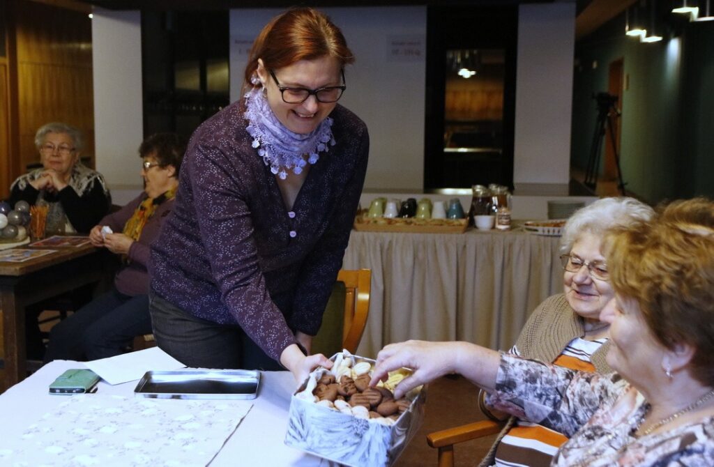 Körösztösné Tóth Bernadett kínálja a család által sütött süteményt. Fotó: Molnár Gyula/Paksi Hírnök