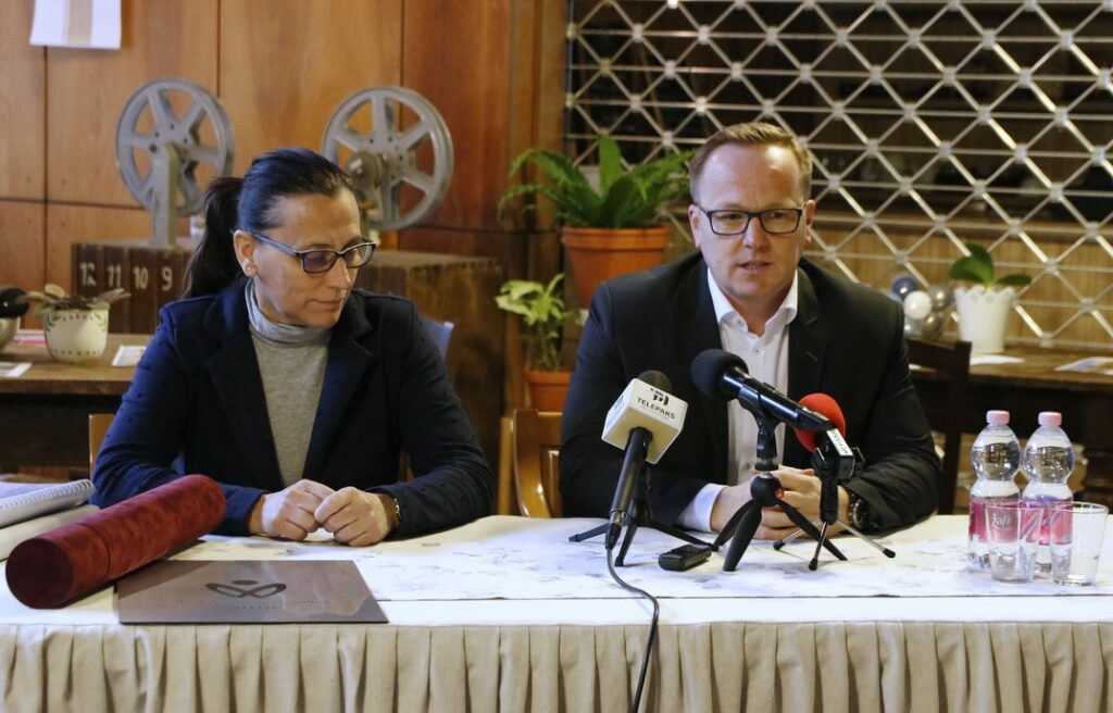 Tell Edit, a Csengey Dénes Kulturális Központ igazgatója és Szabó Péter, Paks polgármestere a sajtótájékoztatón. Fotó: Molnár Gyula/Paksi Hírnök