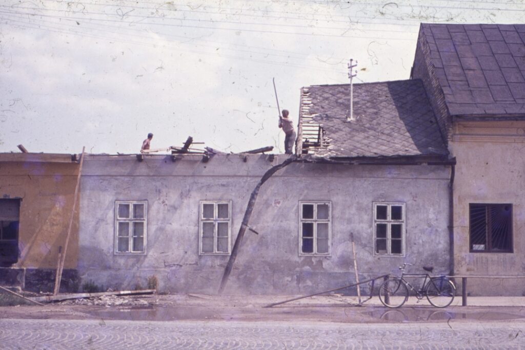 Bontják a Dózsa György út régi épületeit, hogy helyükre új társasházak épüljenek. Fotó: magánarchívum
