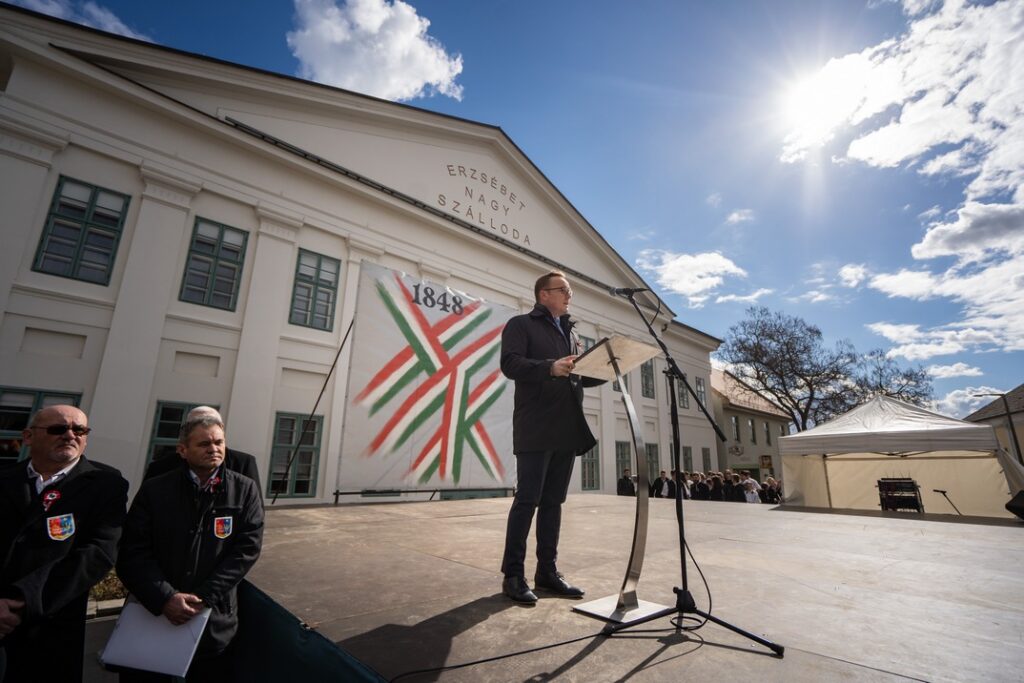Szabó Péter polgármester beszédet mond a március 15-i városi ünnepségen. Fotó: Babai István 