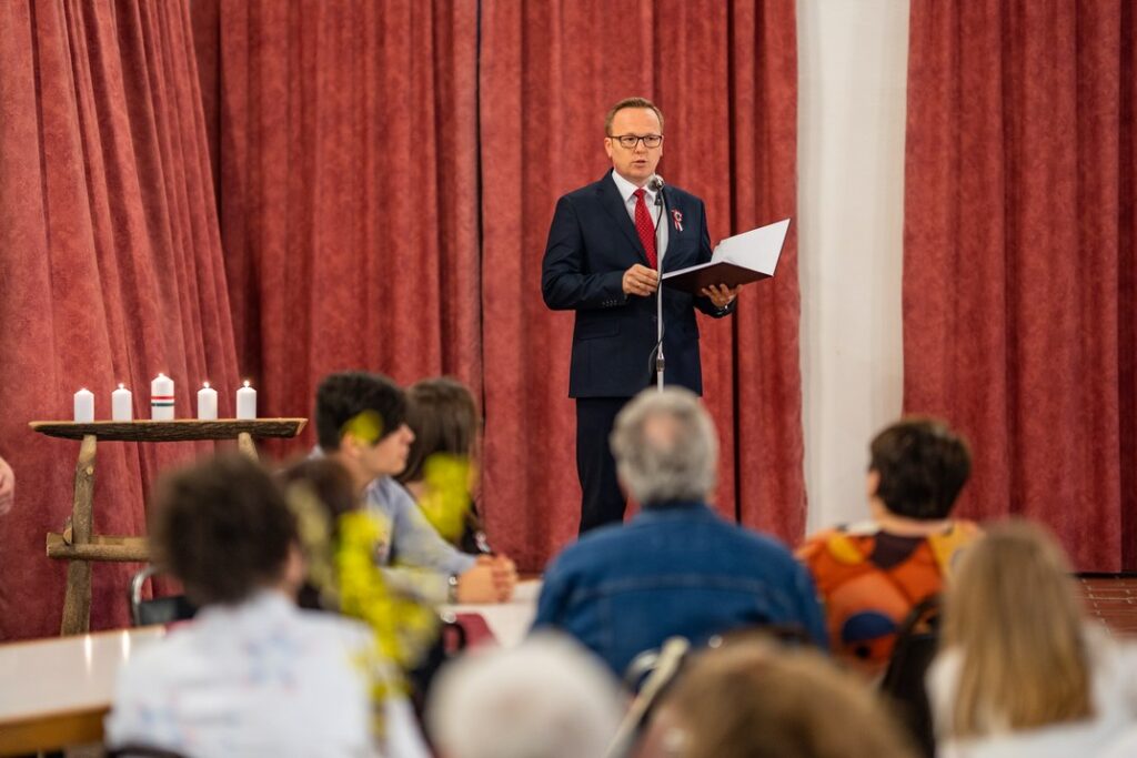 Szabó Péter, Paks polgármestere ünnepi beszédet mond Dunakömlődön a Faluházban tartott megemlékezésen. Fotó: Babai István 