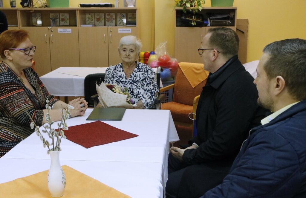 Tábi Mártonnét köszöntik születésnapján. Fotó: Molnár Gyula/Paksi Hírnök