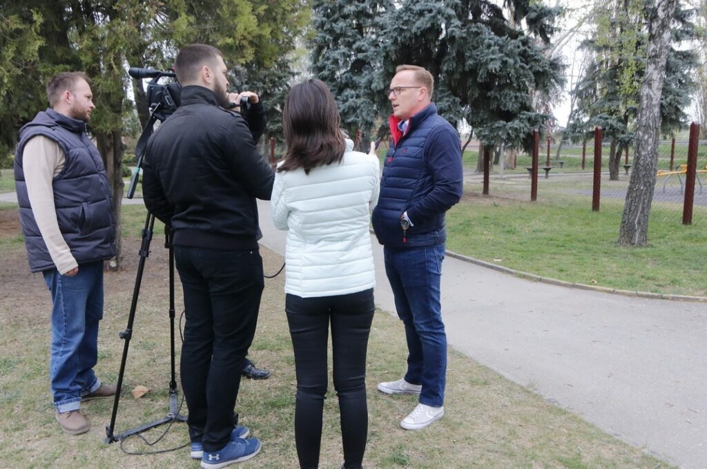 Szabó Péter polgármester tart sajtótájékoztatót. Fotó: Molnár Gyula/Paksi Hírnök