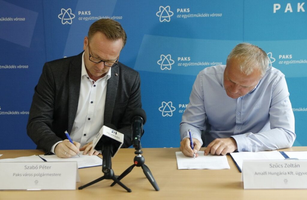 Szabó Péter, Paks polgármestere (b.) és Szűcs Zoltán, az Amalfi Hungária Kft. ügyvezetője (j.) aláírják a kivitelezésről szóló szerződést. Fotó: Molnár Gyula/Paksi Hírnök