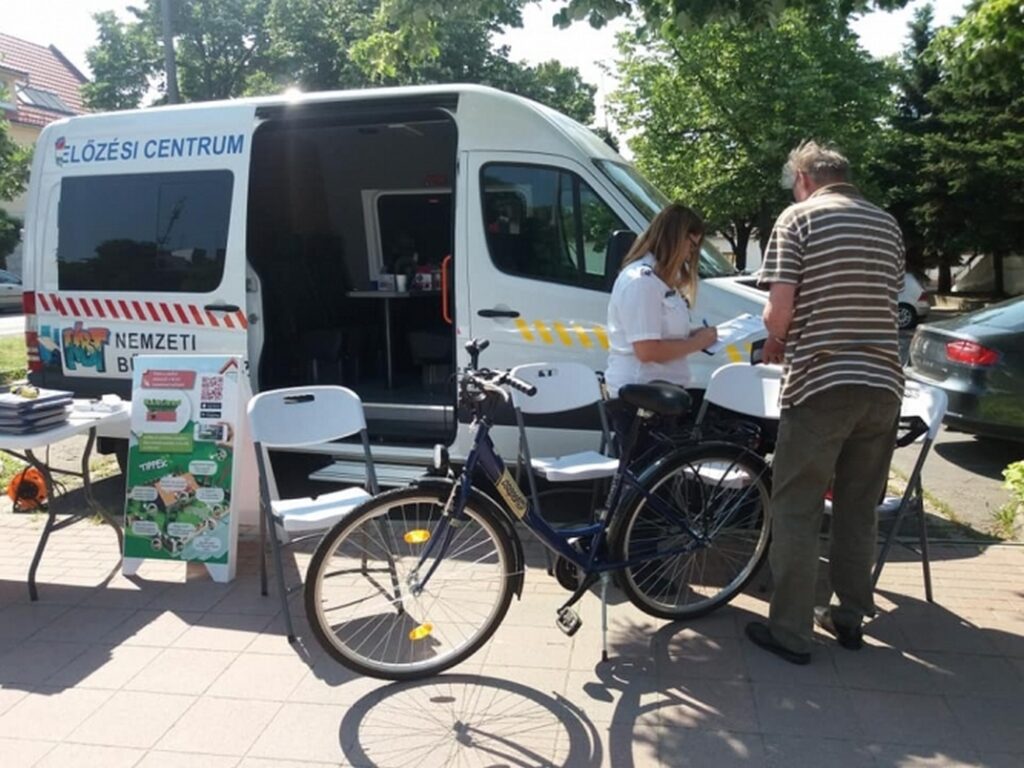 Pakson is járt a Police Coffee program kisbusza. Fotó: www.police.hu