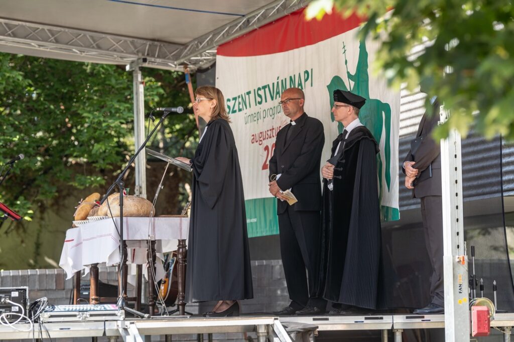 Az új kenyér megszentelése. Fotó: Babai István/Paksi Polgármesteri Hivatal