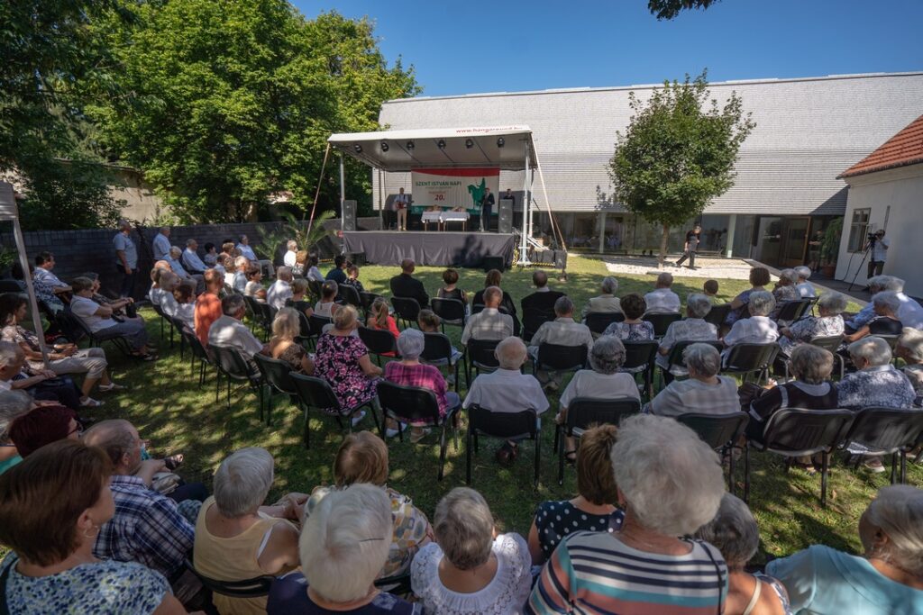 Az augusztus 20-i ünnepi megemlékezést a Deák-ház udvarán tartották. Fotó: Babai István/Paksi Polgármesteri Hivatal