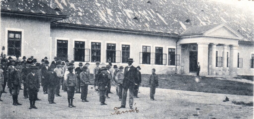 Tornaóra a polgári fiúiskola udvarán - 1899. Forrás: magánarchívum