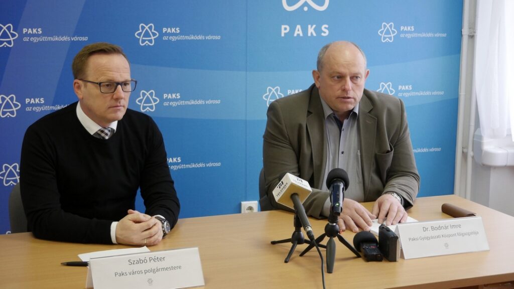 Szabó Péter polgármester (b.) és dr. Bodnár Imre főigazgató (j.). Fotó: Szaffenauer Ferenc