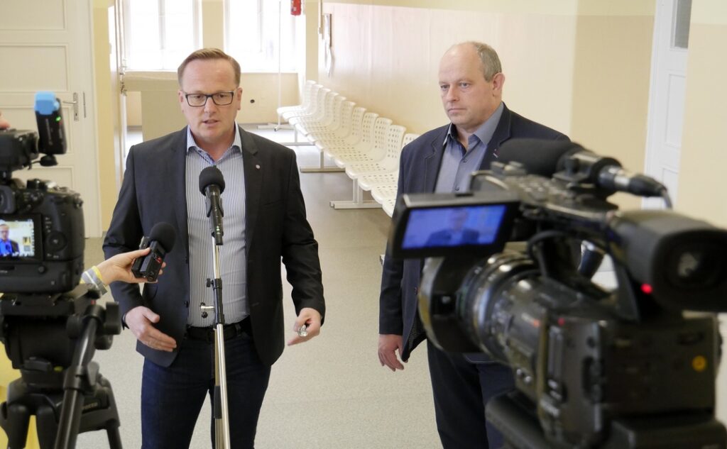 Szabó Péter polgármester (b.) és dr. Bodnár Imre főigazgató (j.) a Deák Ferenc utcai rendelőintézetben tartott sajtótájékoztatón. Fotó: Szaffenauer Ferenc/Paksi Hírnök