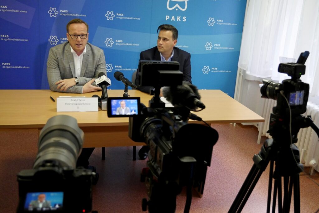 Szabó Péter, Paks polgármestere (b.) és Szántó Zoltán, Paks alpolgármestere (j.). Fotó: Szaffenauer Ferenc/Paksi Hírnök