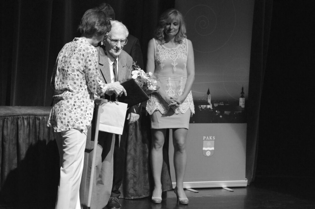 Glósz Lajos a pedagógusnap alkalmából tartott városi ünnepségen vette át gyémántdiplomáját 2017-ben. Fotó: Szaffenauer Ferenc Paksi Hírnök archív 