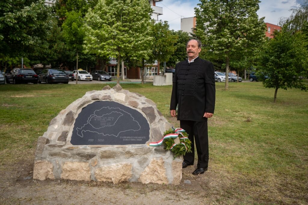 Hunyadi László az emlékmű mellett, amelynek közelébe fenyőfát ültettek. Fotó: Babai István/Paksi Polgármesteri Hivatal